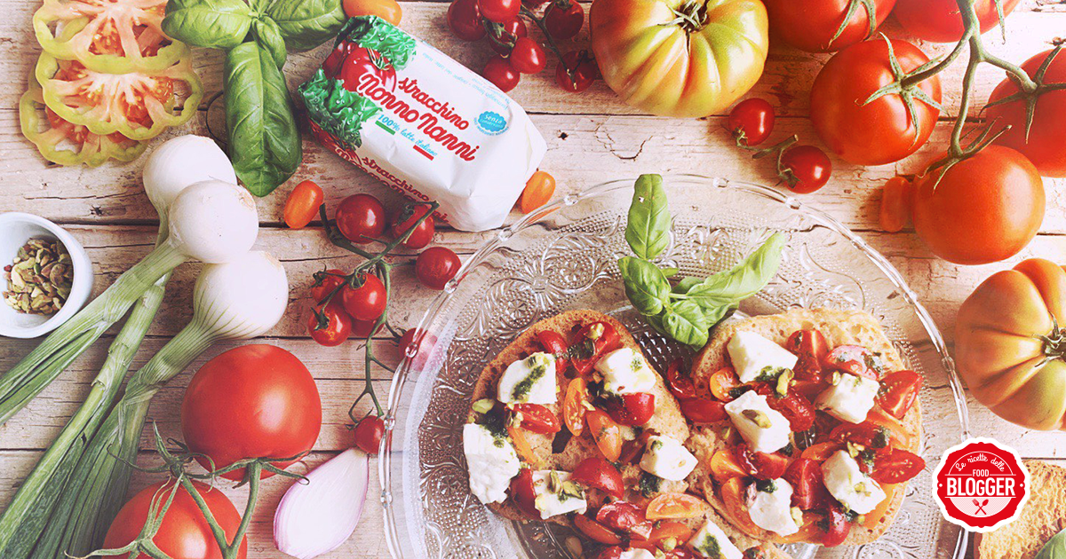 Frisella con caprese di stracchino Nonno Nanni, pomodorini colorati, pesto di basilico e granella di pistacchio