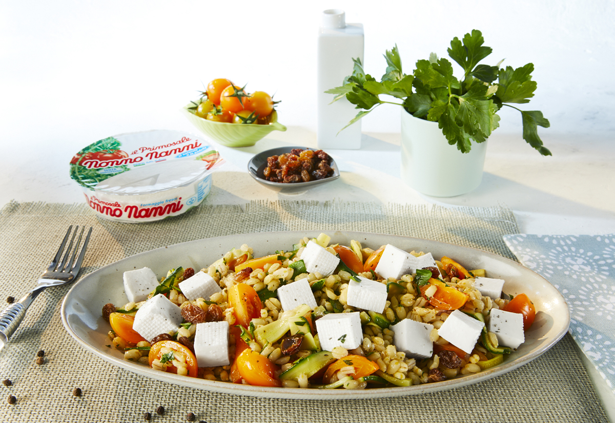 Insalata d’orzo con pomodorini gialli, zucchine, uvetta e Primosale Nonno Nanni