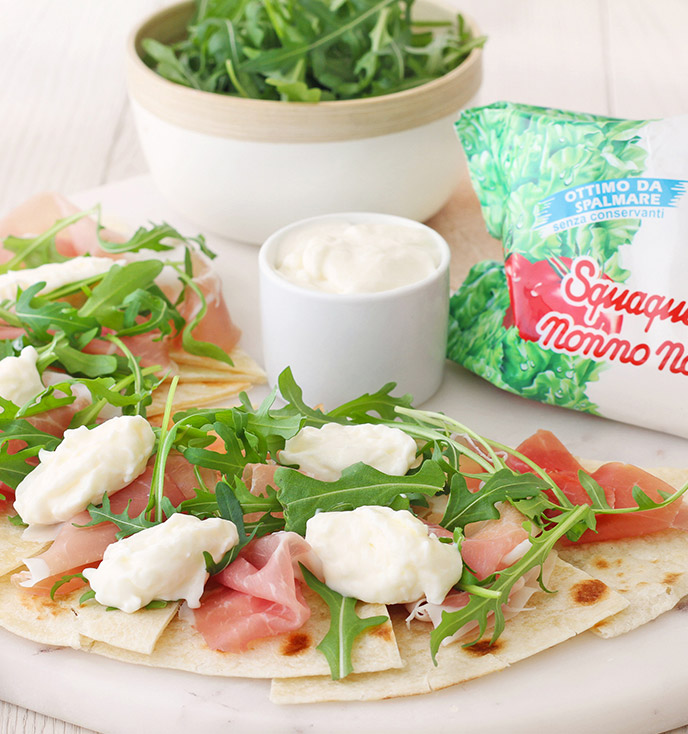 Spicchi di piadina con prosciutto crudo e rucola