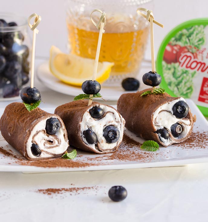 Crêpes au cacao, aux myrtilles et au Fresco Spalmabile sans lactose