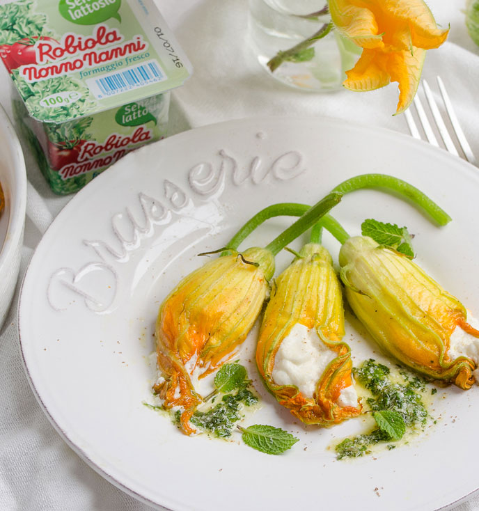 Fiori di zucca ripieni di Robiola Nonno Nanni senza lattosio con salsa alla menta