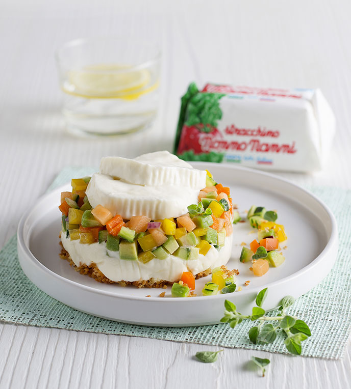 Caprese di Stracchino con tartare di verdure e briciole croccanti