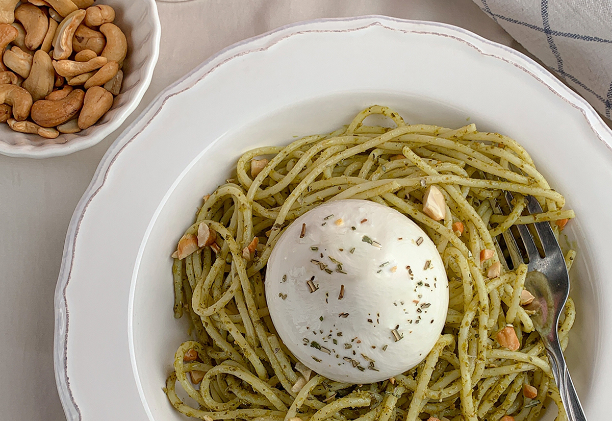 Spaghetti al pesto con anacardi e Burrata Nonno Nanni