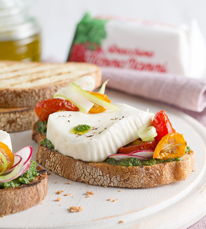 Bruschette di Caprese di stracchino con pomodorini confit e pesto di sedano