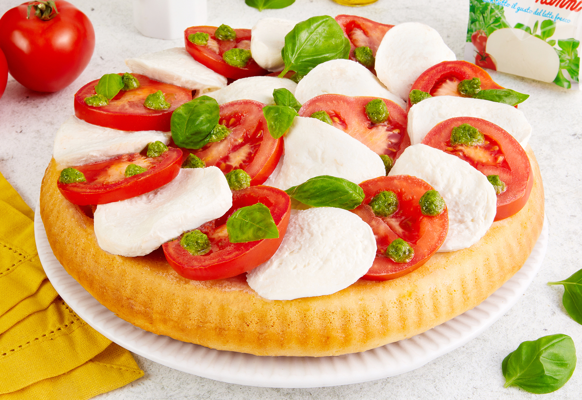 Crostata morbida con caprese di mozzarella e pesto di basilico