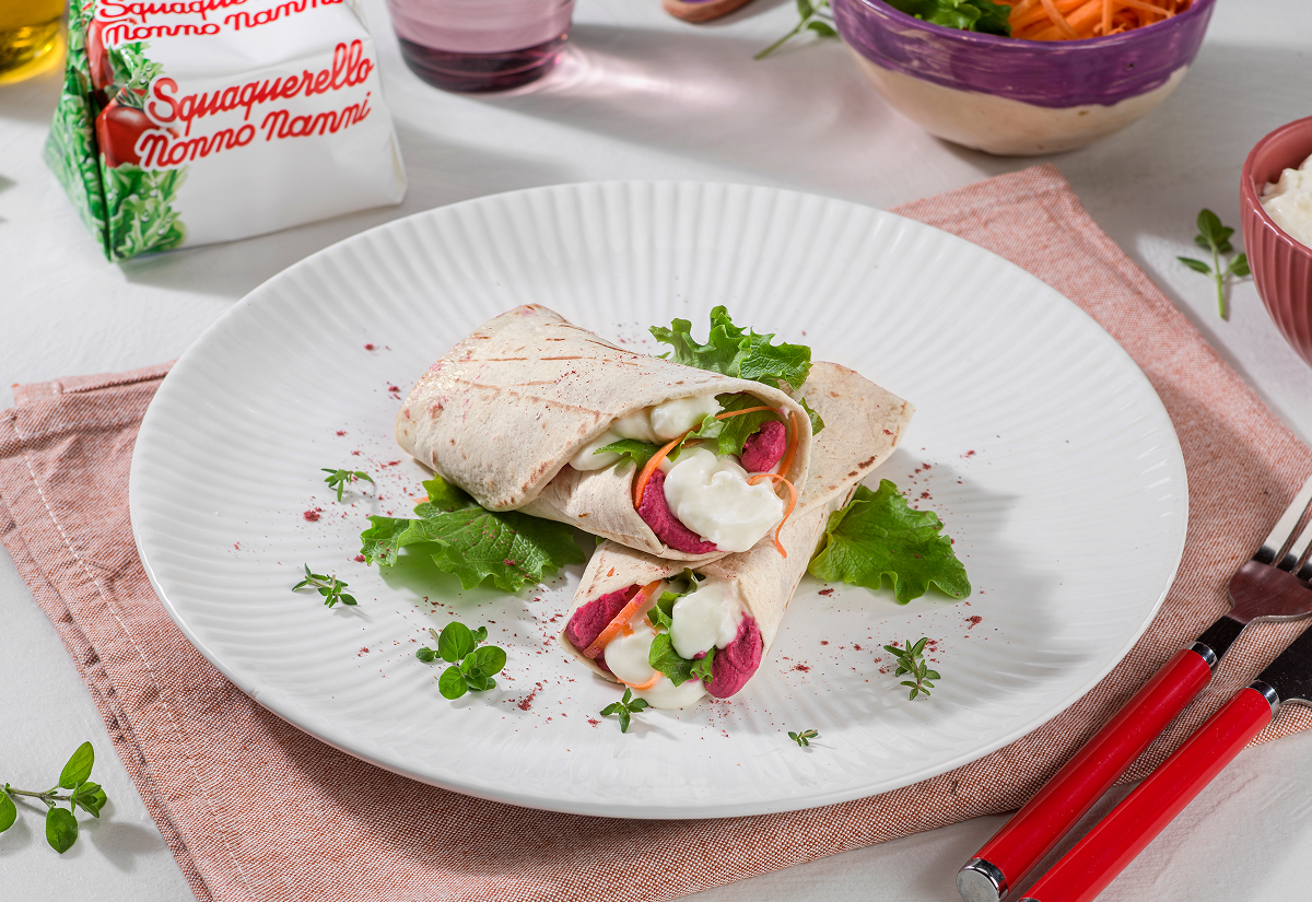 Piadina arrotolata con hummus di barbabietola, julienne di carote, Squaquerello Nonno Nanni