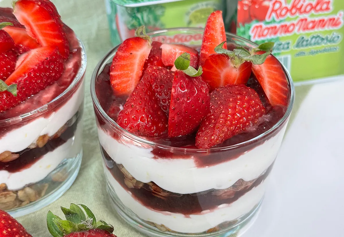 Bicchierino dolce di robiola senza lattosio, composta di fragole, frutti rossi e granola
