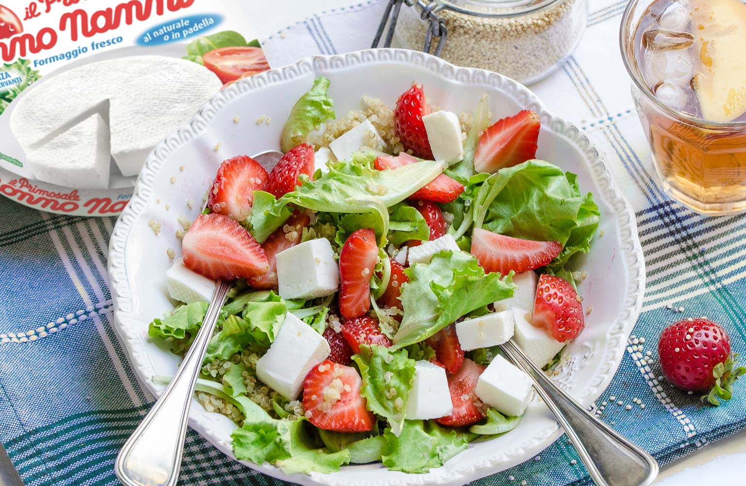 Salade de quinoa avec des fraises