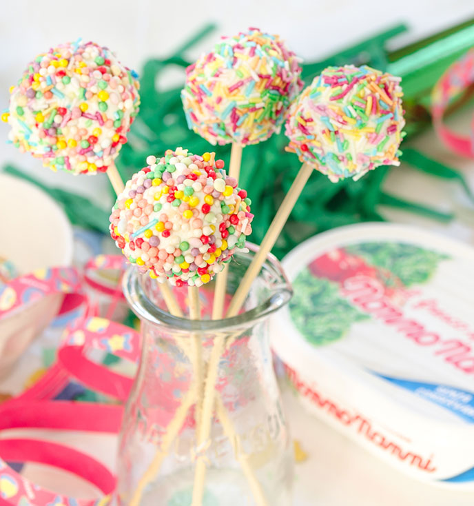 Lollipops with Nonno Nanni Fresco Spalmabile and coloured pralines