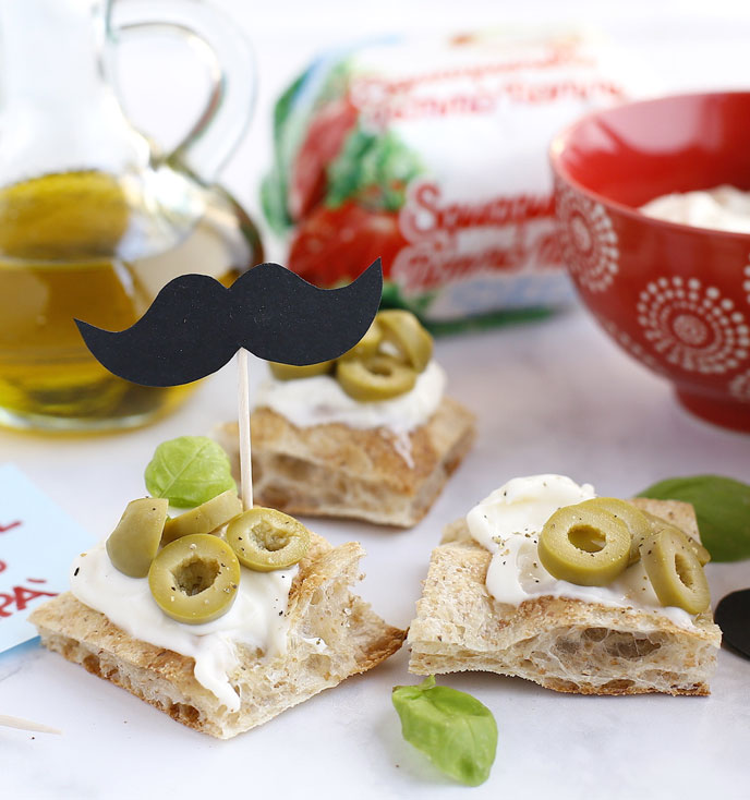 Pizza bread with Nonno Nanni Squaquerello and olives