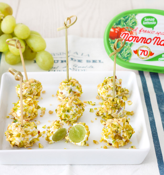 Chicchi d’Uva Bianca ricoperti di Fresco Spamabile Senza Lattosio e Granella di Pistacchio