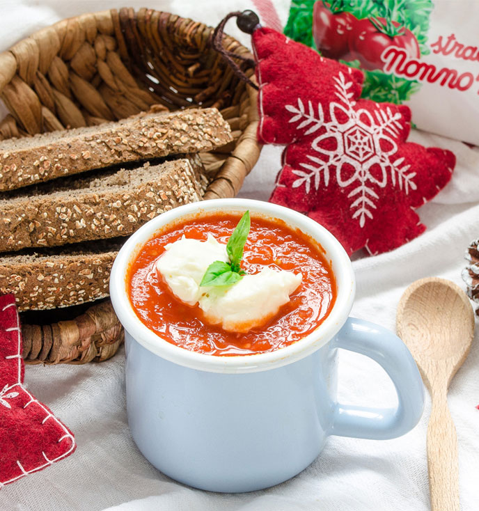 Tomato purée with bread croutons and quenelle of Nonno Nanni Stracchino