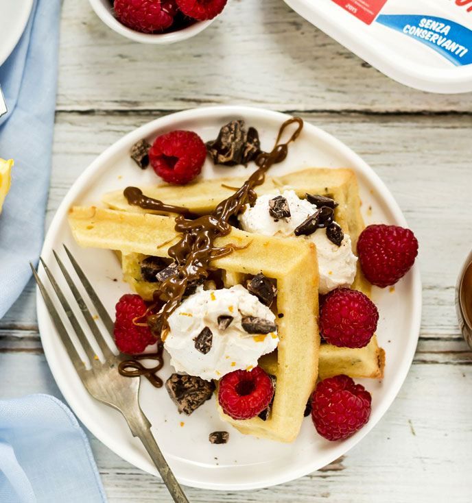 Waffles al profumo di arancia e timo con Fresco Spalmabile e salsa di caramello